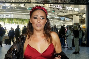 ANA NIKOLIĆ IZAZVALA KOLAPS, SVI SU JE ČEKALI U BEOGRADU! Pevačica najnovijim snimkom srušila mreže, pa PRIREDILA HLADAN TUŠ!