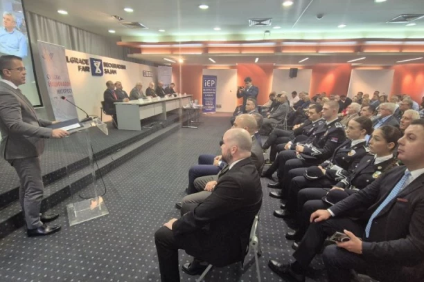 Milićević predstavio zbornike o srpskom identitetu: Ne damo da prekrajaju istoriju (FOTO)