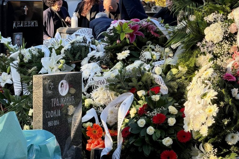 Grobovi prekriveni cvećem