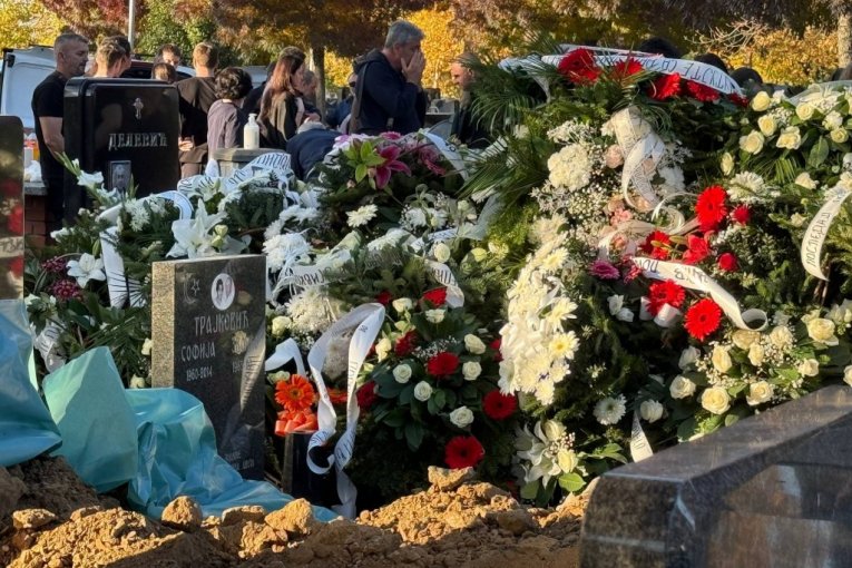 Grobovi prekriveni cvećem