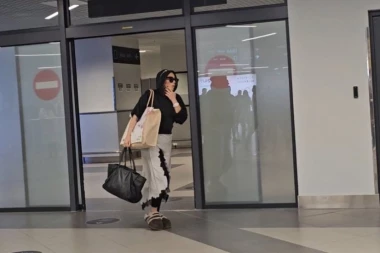 ANA NIKOLIĆ SLETELA U BEOGRAD NAKON SKANDALA SA RALETOM! Pevačica POTPUNO UNEZVERENA, krije svoje lice! (VIDEO)
