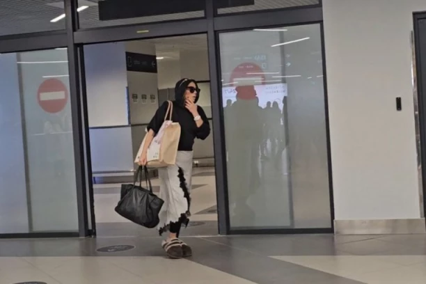 ANA NIKOLIĆ SLETELA U BEOGRAD NAKON SKANDALA SA RALETOM! Pevačica POTPUNO UNEZVERENA, krije svoje lice! (VIDEO)