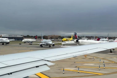 HAOS NA AERODROMU: Incident koji je preplašio stotine putnika - kapetan saopštio istinu tek kasnije! (VIDEO)