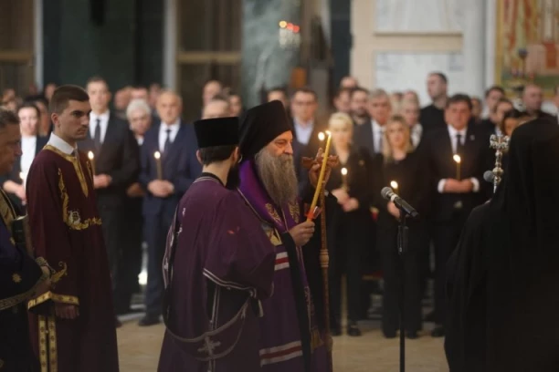 "NEKA NAM GOSPOD DA SNAGE I ODLUČNOSTI DA SVAKO OD NAS BUDE BOLJI DA BI NAM SVIMA BILO BOLJE": Patrijarh služio parastos žrtvama tragedije u Novom Sadu (VIDEO)