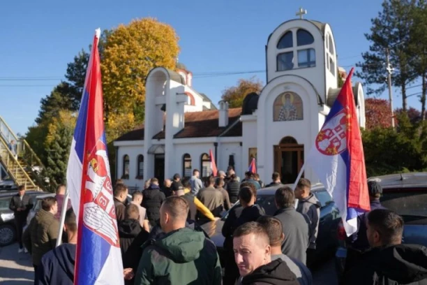 STALI DA ODAJU POŠTU TRAGIČNO NASTRADILIMA! Pešaci sa Kosova I Metohije u Preljini zapalili sveće (FOTO)