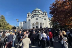 VASKRŠNJA ČAROLIJA U HRAMU SVETOG SAVE: Mališani bez roditeljskog staranja i deca iz Zvečanske osetili toplinu koju im je život uskratio! Zvezda i Crkva im vratili veru u LJUBAV!