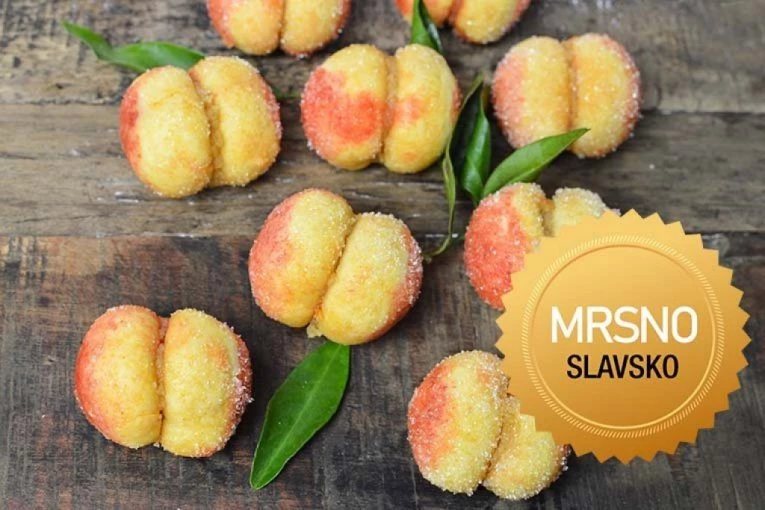 KOLAČI KOJI PRVI NESTANU SA SLAVSKOG STOLA: Starinski recept za breskvice donosi miris detinjstva, toplinu doma i radost zajedništva