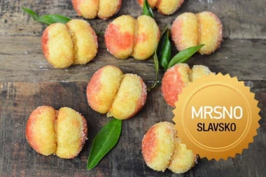 KOLAČI KOJI PRVI NESTANU SA SLAVSKOG STOLA: Starinski recept za breskvice donosi miris detinjstva, toplinu doma i radost zajedništva