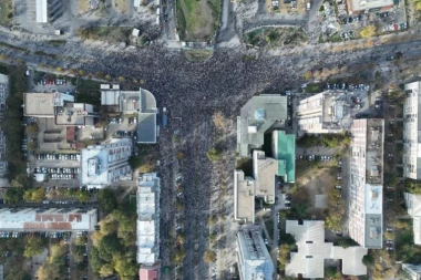 BLOKADERI ODSVIRALI KRAJ JOŠ JEDNOM PROPALOM SKUPU! Najavljivali dolazak u Novi Sad na stotine hiljada ljudi, jedva ih se okupilo 39.000! (FOTO, VIDEO)