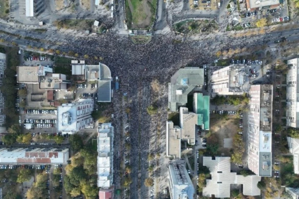 BLOKADERI ODSVIRALI KRAJ JOŠ JEDNOM PROPALOM SKUPU! Najavljivali dolazak u Novi Sad na stotine hiljada ljudi, jedva ih se okupilo 39.000! (FOTO, VIDEO)