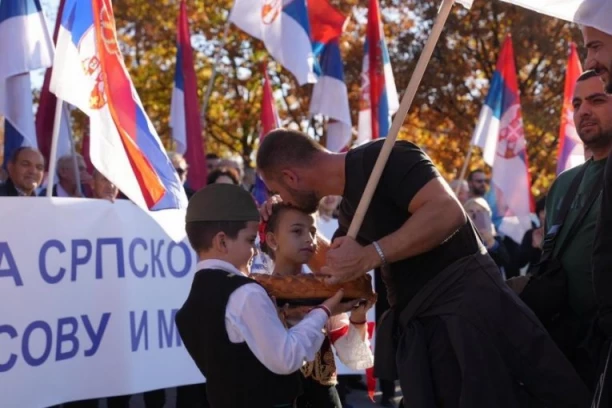 SRBI SA KiM STIGLI U GORNJI MILANOVAC: "Želimo da uz Božju pomoć dođemo do Novog Sada" (FOTO)