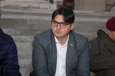 ZAŠTO TUŽILAC NENADIĆ PODRŽAVA ONE KOJI POZIVAJU NA UBISTVO PREDSEDNIKA? Mrdić o skandaloznim pretnjama blokadera: Poručuju mu da su mu dani odbrojani, tužilaštvo NE REAGUJE!