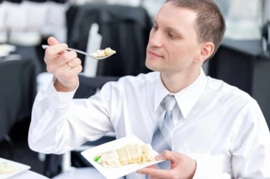 Žena se RAZVELA posle 25 godina braka nakon što je muž pojeo njeno parče TORTE!