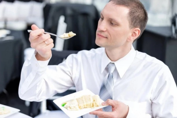 Žena se RAZVELA posle 25 godina braka nakon što je muž pojeo njeno parče TORTE!