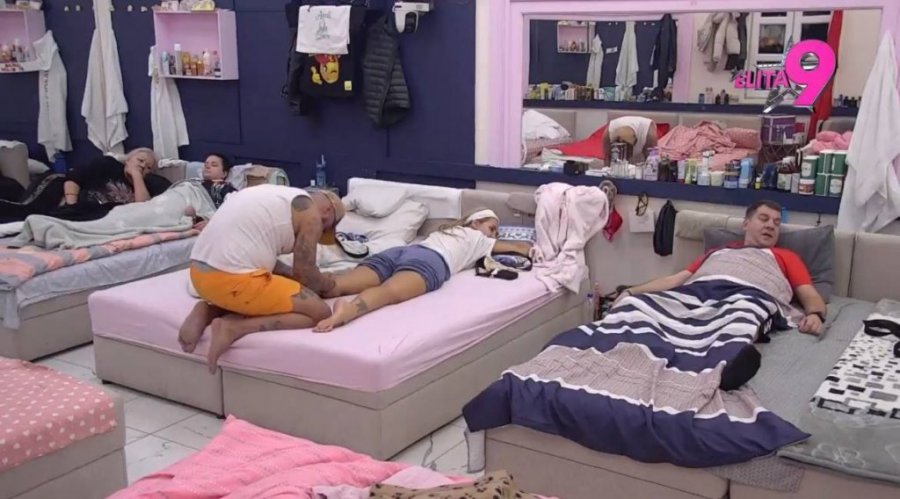 LUKA SKOČIO ANELI, PA ZAPOČEO INTIMNE RADNJE: Obuzele ga strasti pred celom "Elitom" - Ahmićeva se prepustila u potpunosti! (FOTO)
