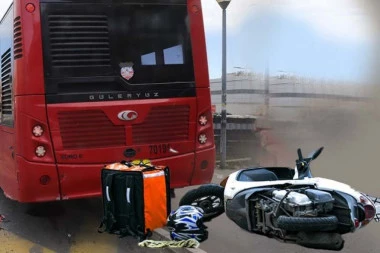 DOSTAVLJAČ HRANE PODLETEO POD AUTOBUS NA VOŽDOVCU! Jeziva saobraćajka na Mitrovom brdu!