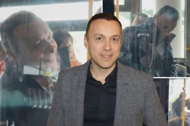 ŠOK-PAPARACO BANETA MOJIĆEVIĆA, ZBOG PEVAČA NASTALA POMETNJA NA AERODROMU: Prolaznici ga opkolili, gledaju i ne veruju! (FOTO, VIDEO)