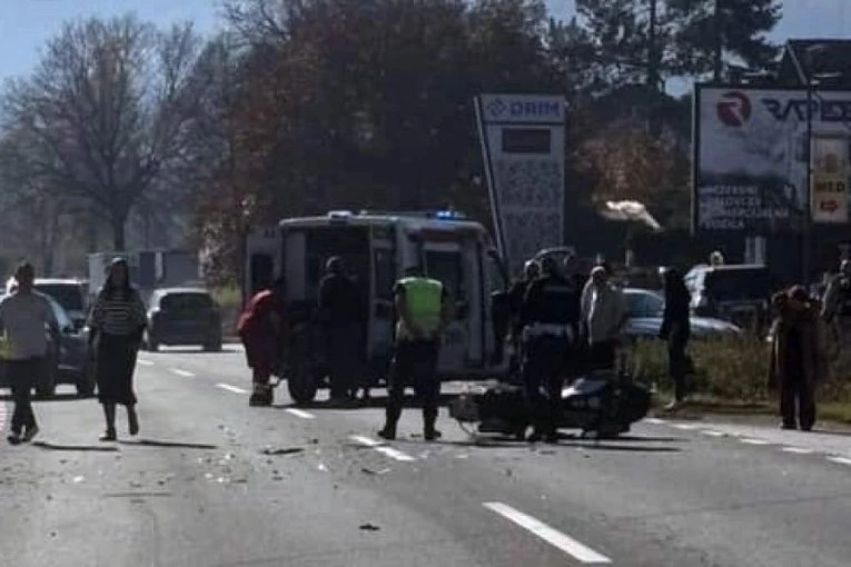 JEZIV SUDAR KOD POŽEGE! Motociklista podleteo pod automobil - STVARAJU SE GUŽVE! (FOTO)