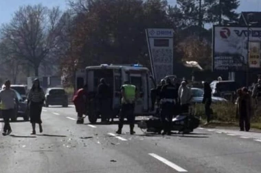 JEZIV SUDAR KOD POŽEGE! Motociklista podleteo pod automobil - STVARAJU SE GUŽVE! (FOTO)