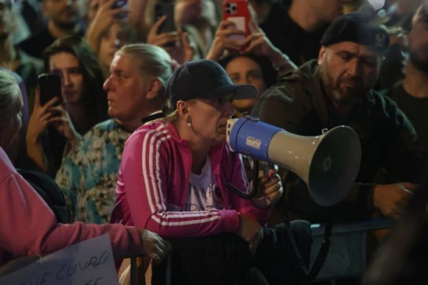 NEZAPAMĆENO! Blokaderi zloupotrebili majku stradalog mladića da dižu revoluciju! ČITAJTE U SRPSKOM TELEGRAFU!