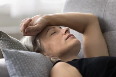 Upozorenje lekara za sve starije od 60 godina: Šta nikako ne smete da radite DOK STE PREHLAĐENI