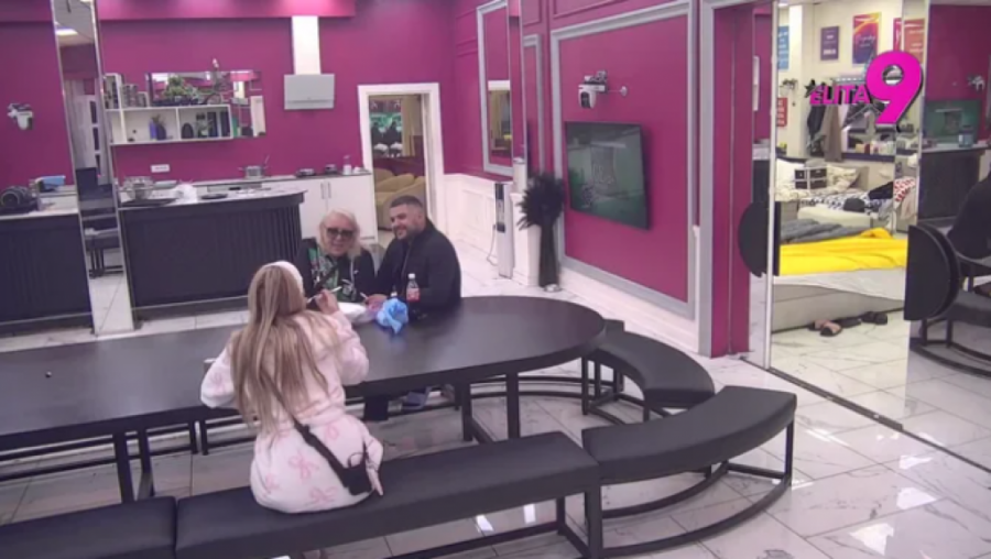 KARAMBOL U BELOJ KUĆI: Aneli i Asmin brutalno ZARATILI oko ćerkice Nore - Ahmićeva uverena da je i dalje VOLI!