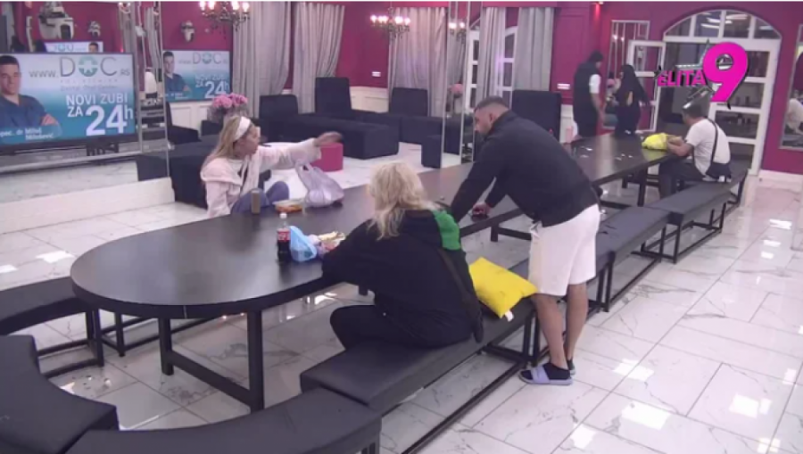 KARAMBOL U BELOJ KUĆI: Aneli i Asmin brutalno ZARATILI oko ćerkice Nore - Ahmićeva uverena da je i dalje VOLI!