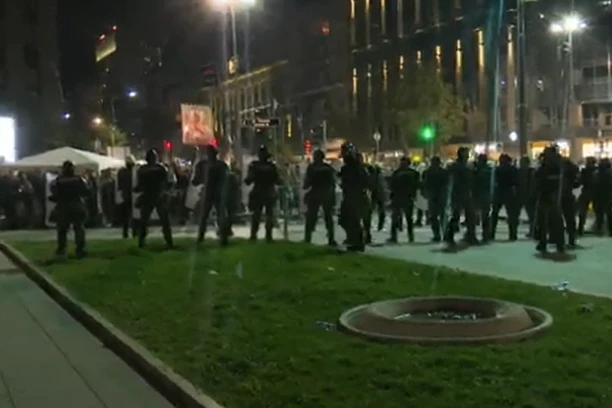 HVALILI SE BLOKADERI DA IH PODRŽAVA DIJASPORA! Evo kakva je realna slika - ovaj snimak iz Minhena potvrđuje raspad sistema! (VIDEO)