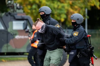 MASOVNA TUČA NA TRGU: Demonstranti napali desničare, policija koristila vodene topove i suzavac! (VIDEO)