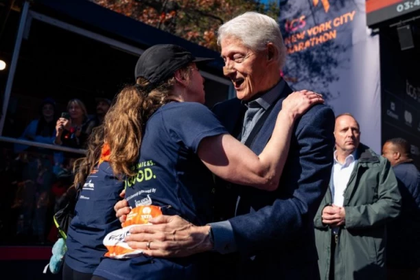 ŠTA SE OVO DEŠAVA SA BILOM KLINTONOM? Sa flasterom na nosu na Njujorškom maratonu, ovoj ženi pao u zagrljaj! (FOTO)