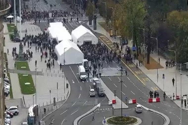 BLOKADERI OPET PRAVE HAOS:  Kordon policije na licu mesta, blokiran saobraćaj na raskrsnici Bulevara Kralja Aleksandra i Takovske (FOTO/VIDEO)