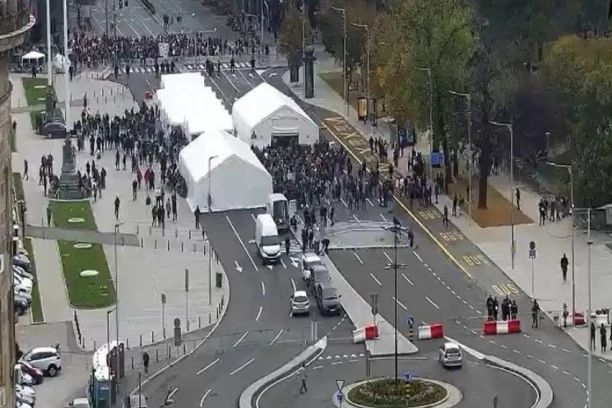 BLOKADERI OPET PRAVE HAOS:  Kordon policije na licu mesta, blokiran saobraćaj na raskrsnici Bulevara Kralja Aleksandra i Takovske (FOTO/VIDEO)