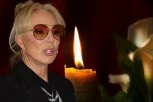 LEPA BRENA ZAVIJENA U CRNO: Nadala sam se da će pobediti bolest!