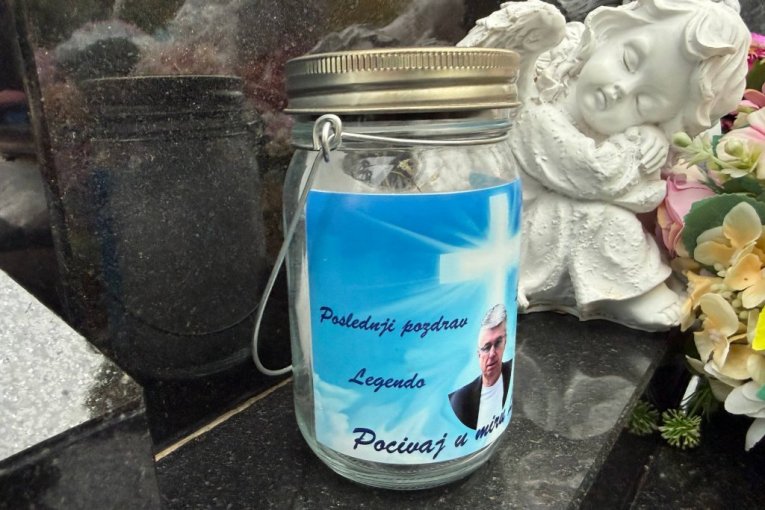 Grob Saše Popovića