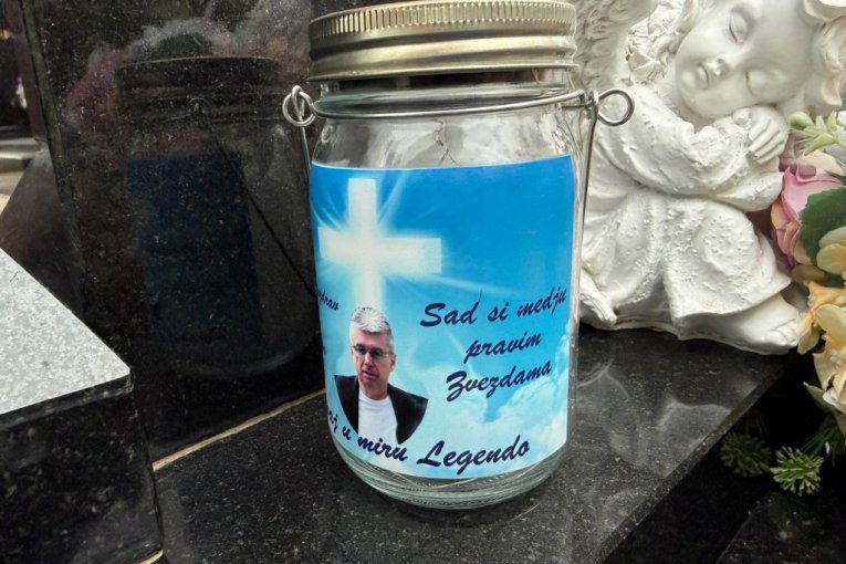 Grob Saše Popovića