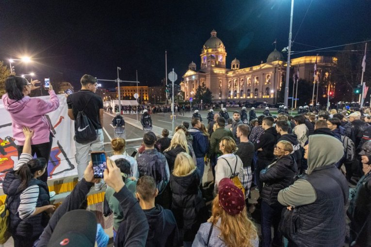 BLOKADERI POČELI DA SE TUKU MEĐUSOBNO! "Veteran" zgrabio studenta za vrat, pa počeo da mu se unosi u lice - POTPUNO RASULO! (VIDEO)
