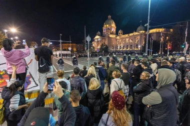 BLOKADERI POČELI DA SE TUKU MEĐUSOBNO! "Veteran" zgrabio studenta za vrat, pa počeo da mu se unosi u lice - POTPUNO RASULO! (VIDEO)
