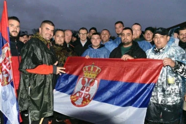 SVE SE ORI OD "ACO, SRBINE" I "KOSOVO JE SRCE SRBIJE"! Srbi sa Kosmeta koji pešače ka Novom Sadu, stigli u Lazarevac! DOČEKAO IH VELIKI BROJ GRAĐANA I PETAR PETKOVIĆ! (FOTO, VIDEO)