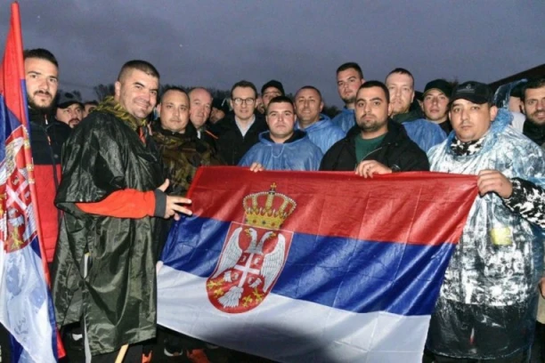SVE SE ORI OD "ACO, SRBINE" I "KOSOVO JE SRCE SRBIJE"! Srbi sa Kosmeta koji pešače ka Novom Sadu, stigli u Lazarevac! DOČEKAO IH VELIKI BROJ GRAĐANA I PETAR PETKOVIĆ! (FOTO, VIDEO)