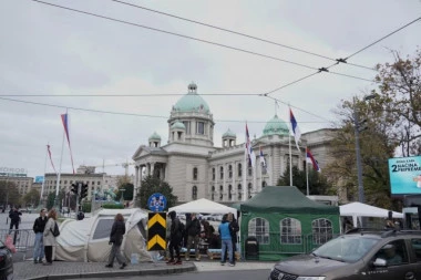 MIRNO ISPRED SKUPŠTINE! Saobraćaj funkcioniše normalno!