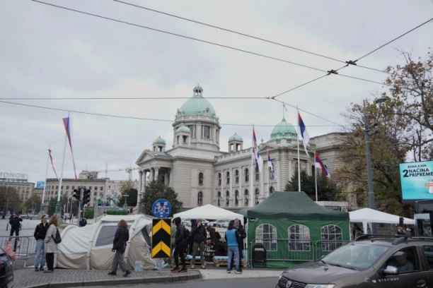 EVO KAKVO JE STANJE TRENUTNO ISPRED SKUPŠTINE! Takovska i Bulevar kralja Aleksandra prohodni za saobraćaj!