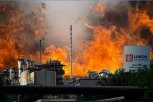 GORI NAJVEĆA "LUKOIL" RAFINERIJA! Urušilo se postrojenje, ljudi ostaju bez struje, vatra guta pred sobom, aerodrom kompletno blokiran! (FOTO, VIDEO)
