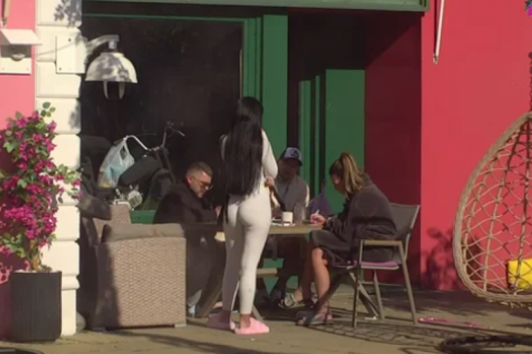 Anita i Bora pričajuo deci