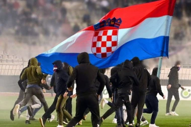 SMEĆA SRPSKA I ZA DOM SPREMNI! Ustaškim uzvicima u crnim majicama isterali devojčicu sa gipsom - za SRBE u Splitu nije bezbedno! (VIDEO)