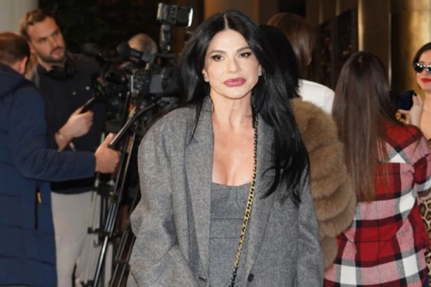 Naša NAJLEPŠA VODITELJKA oduzima dah - ne zna čovek da li pre da gleda u njene noge ili ČIZME koje sve žene žele! (FOTO)