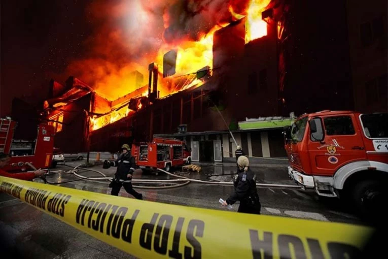 VELIKI POŽAR U BLACU: Majka i dete evakuisani, više stanara zatražilo lekarsku pomoć