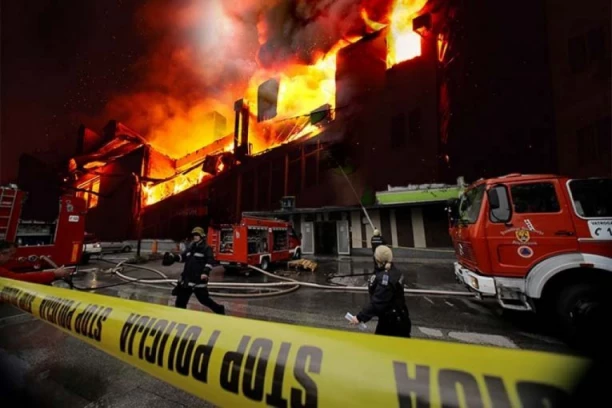 VELIKI POŽAR U BLACU: Majka i dete evakuisani, više stanara zatražilo lekarsku pomoć