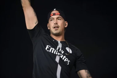 SVE ČUVAO U STROGOJ TAJNOSTI DO POSLEDNJEG TRENUTKA! Verio se poznati reper, procurila fotografija sa lica mesta, fanovi u transu!