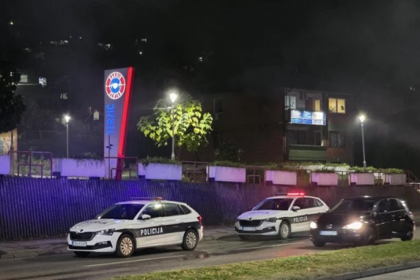PUCNJAVA U TUZLI, IMA MRTVIH! Policija zatvorila kvart, hitna pomoć na terenu