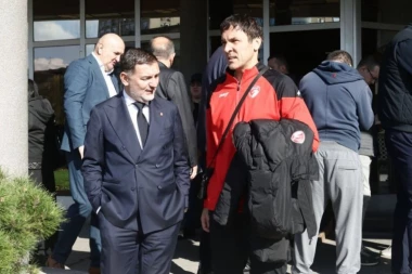 VLADIMIR STOJKOVIĆ U ZAGRLJAJU S LEGENDOM ZVEZDE: Smrt Mladena Žižovića ih je opet spojila! (VIDEO)